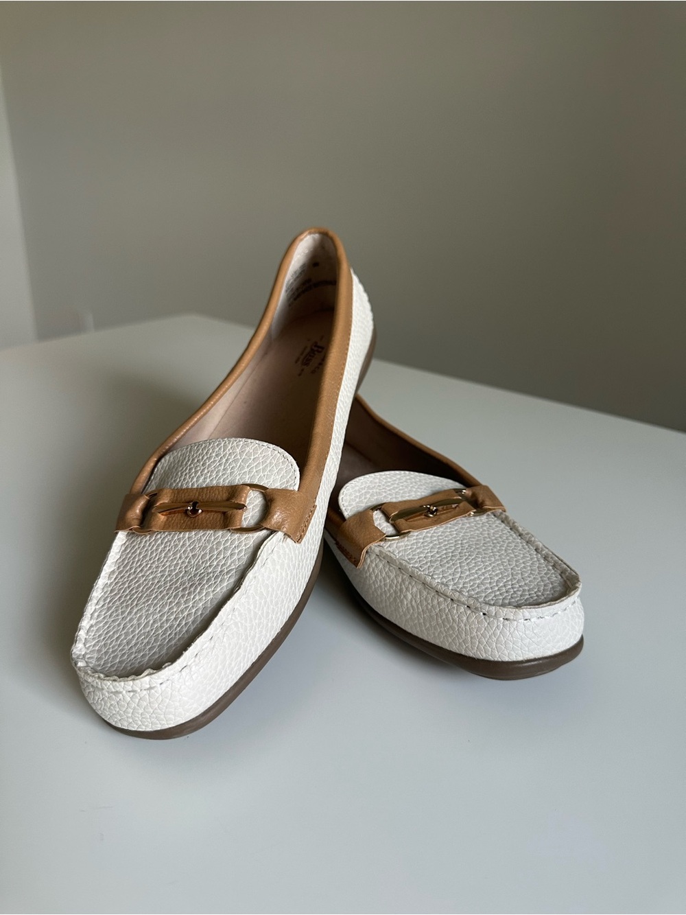 G.H. Bass & Co Kacey Women’s Loafer Size 9M White Tan Horsebit Flat Moccasin
